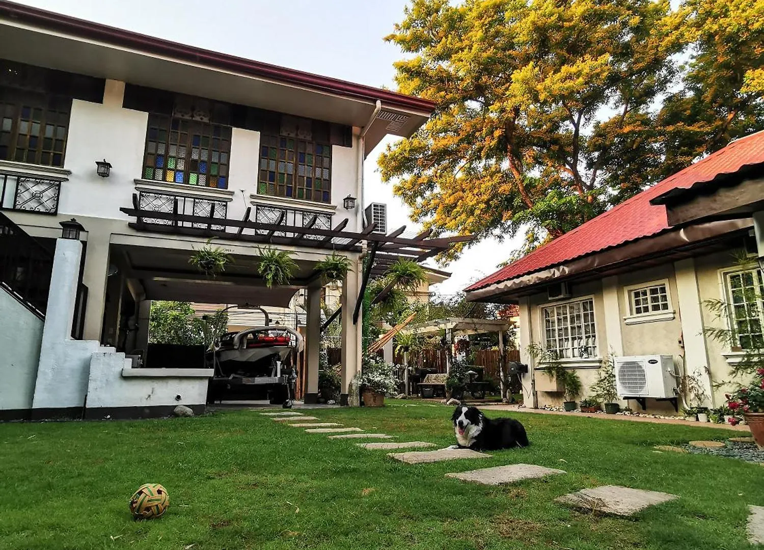 Cozy Las Pinas Haven With Big Garden, Pet Friendly - Near Super Market And The Airport