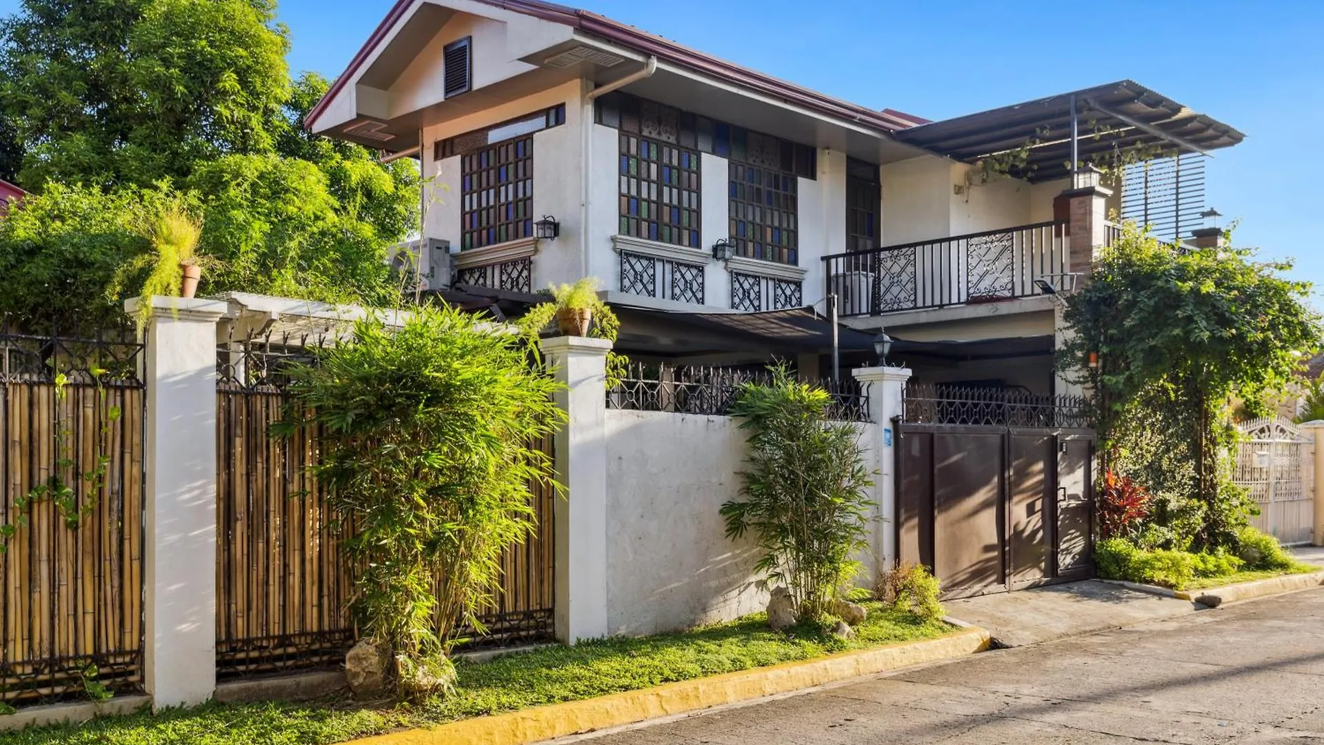 Cozy Las Pinas Haven With Big Garden, Pet Friendly - Near Super Market And The Airport