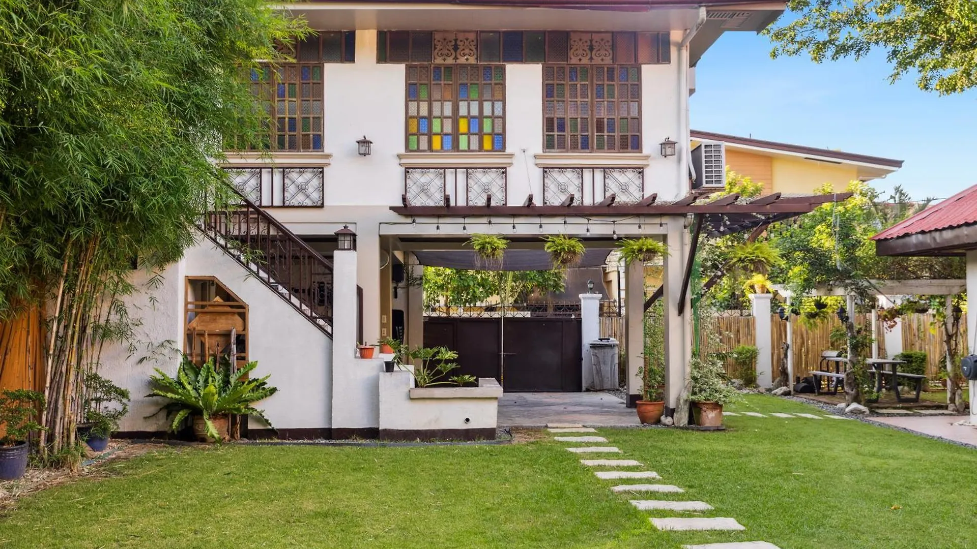 Cozy Las Pinas Haven With Big Garden, Pet Friendly - Near Super Market And The Airport